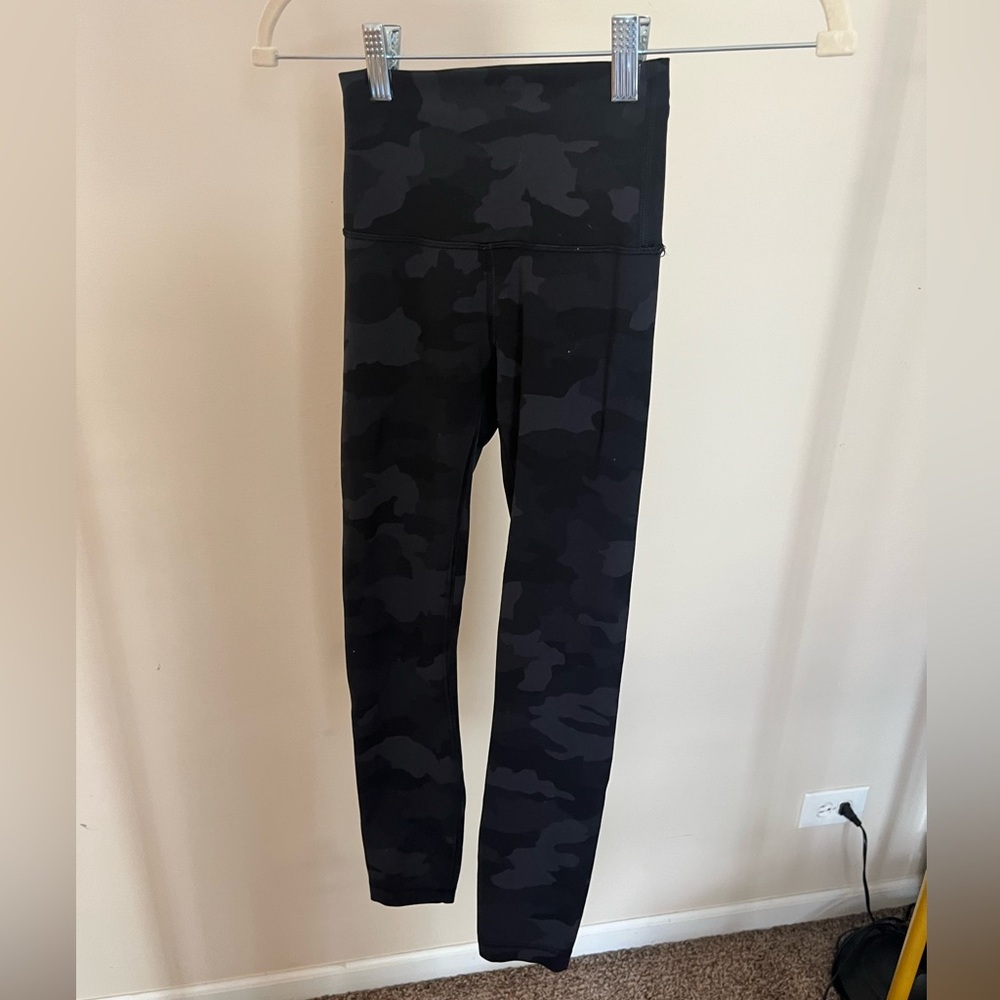 Excellent condition size 0 Lululemon camo leggings 24" pant